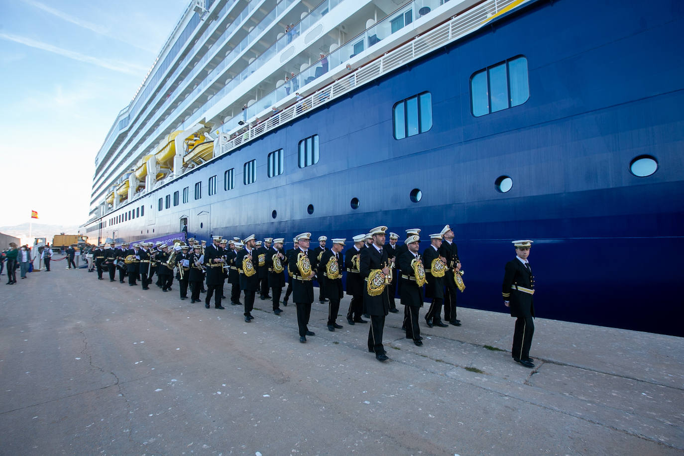 Llegada del Crucero Spirit of Discovery a la dársena motrileña, con 620 pasajeros y 459 tripulantes