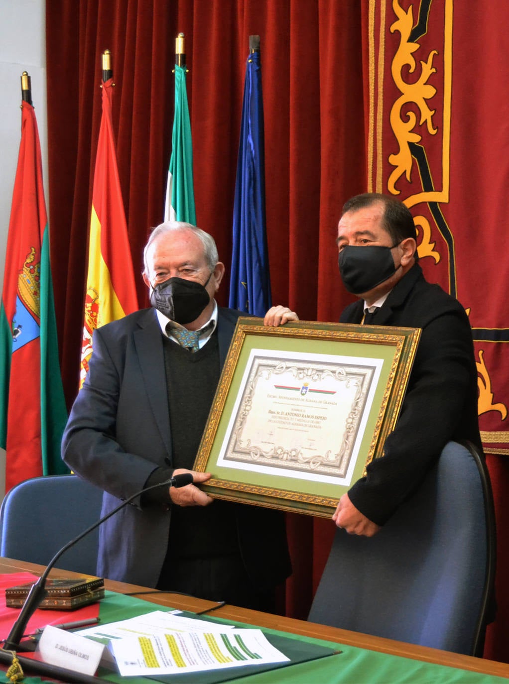 Antonio Ramos, a la izquierda, recibe la distinción.