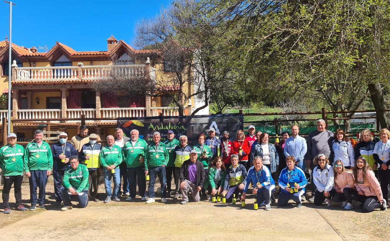 Participantes del concurso de la categoría Veteranos Mixtos de bolo andaluz. 