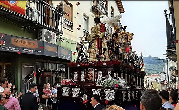 El trono de La Estrella, a su paso por la calle Manuel Jontoya. 