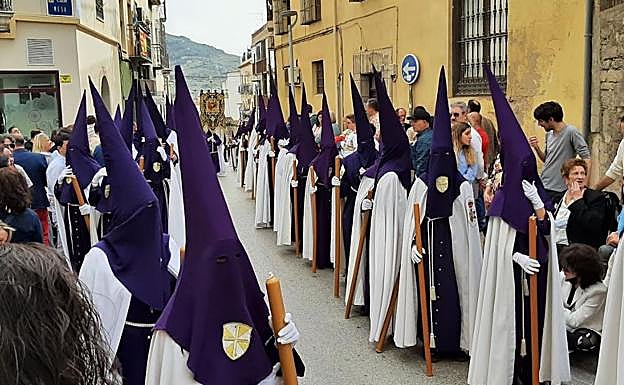 Imagen principal - Detalles del momento de la procesión. 