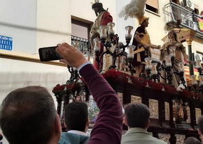 Imagen secundaria 1 - Detalles del momento de la procesión. 