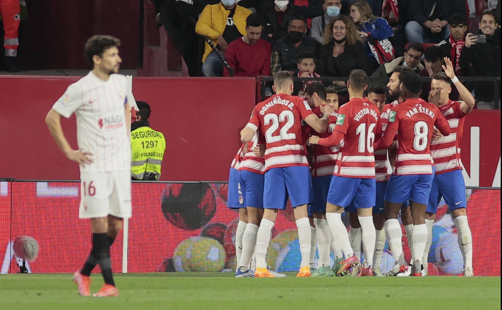 El Granada festeja su primer gol en el Pizjuán, obra de Machís, con Navas de lejos 