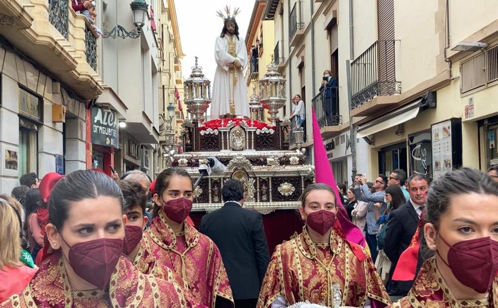 Jesús del Rescate procesiona con túnica lisa de color blanco