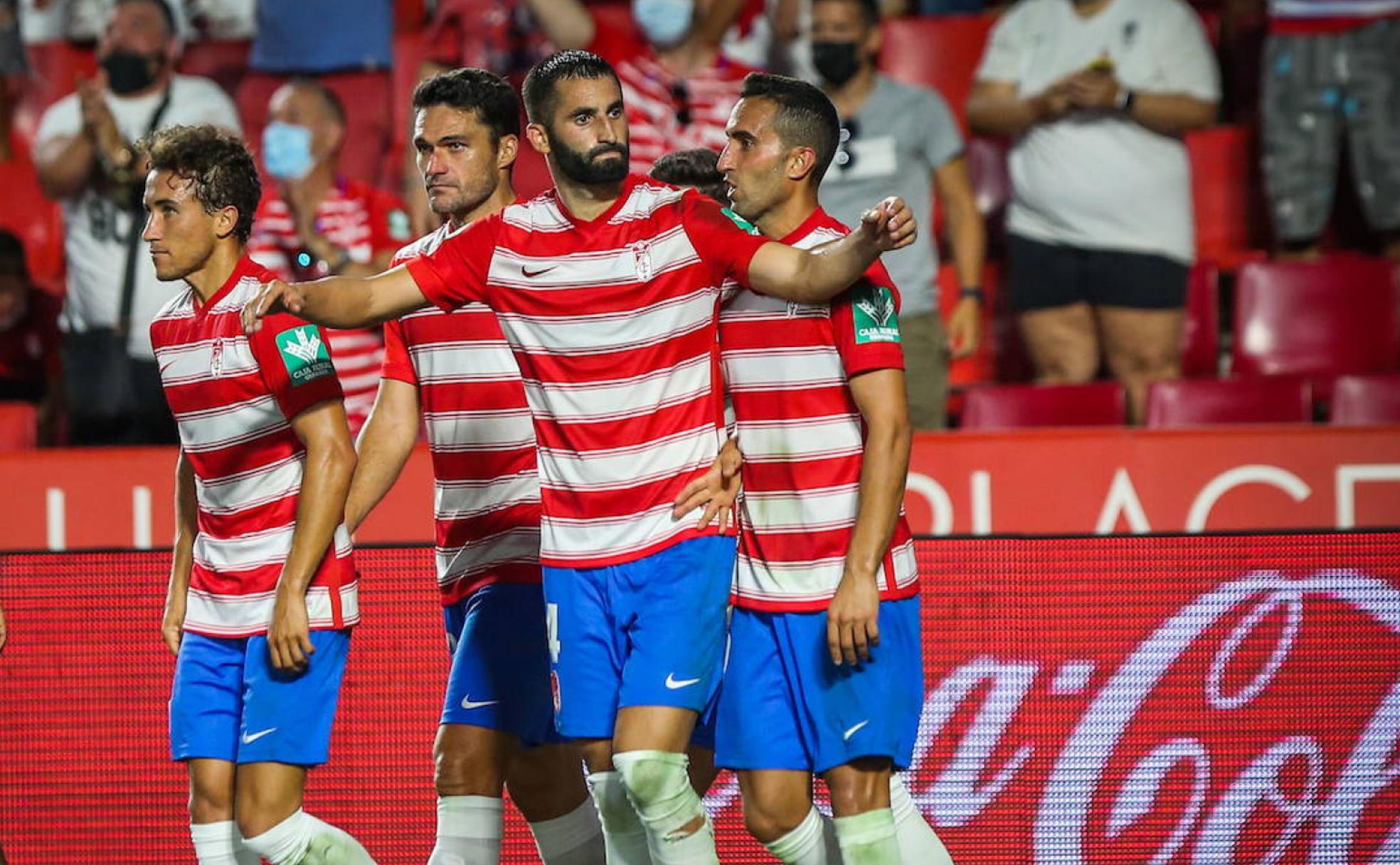 Gonalons, delante de Milla, Molina y Montoro, en uno de los primeros partidos de la temporada. 