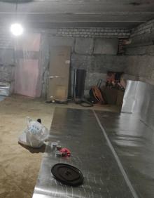 Imagen secundaria 2 - En la primera imagen, la familia muestra en el móvil una fotografía del refugio que construyeron. En las otras dos imágenes, el refugio en detalle.