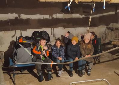 Imagen secundaria 1 - En la primera imagen, la familia muestra en el móvil una fotografía del refugio que construyeron. En las otras dos imágenes, el refugio en detalle.