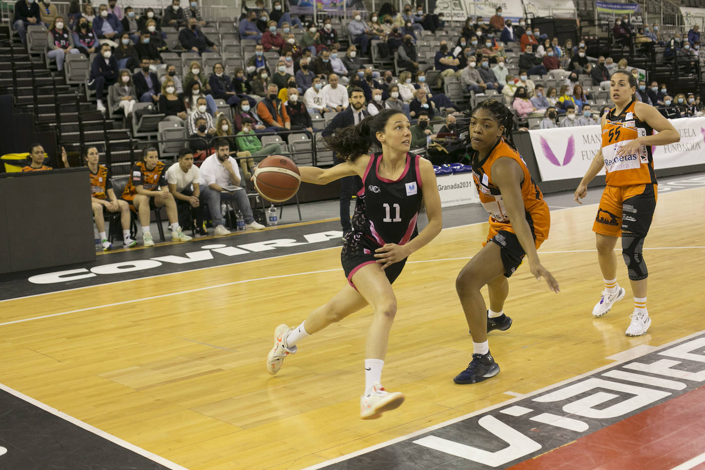 Marina Gea y el Raca miran hacia arriba. 