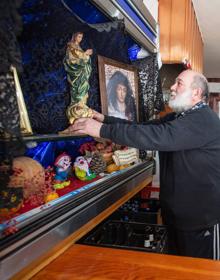 Imagen secundaria 2 - Silvia muestra sus deliciosos dulces de la panadería 'La Conchi' de la calle Molinos. El 'bar Altramuces', en el Campo del Príncipe. Alfonso, del 'bar Antonio', coloca la estatuilla de la Inmaculada en su 'altarcico'.