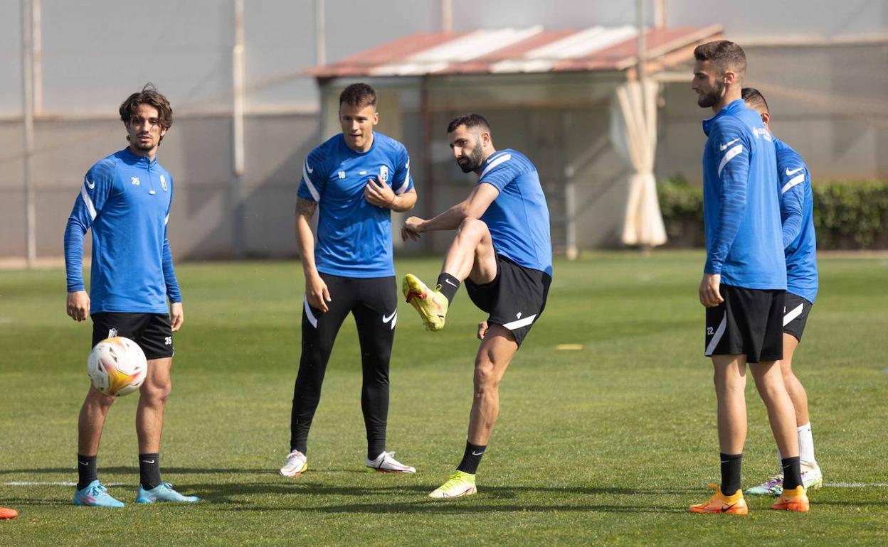 Gonalons chuta un balón hacia una portería pequeña. 
