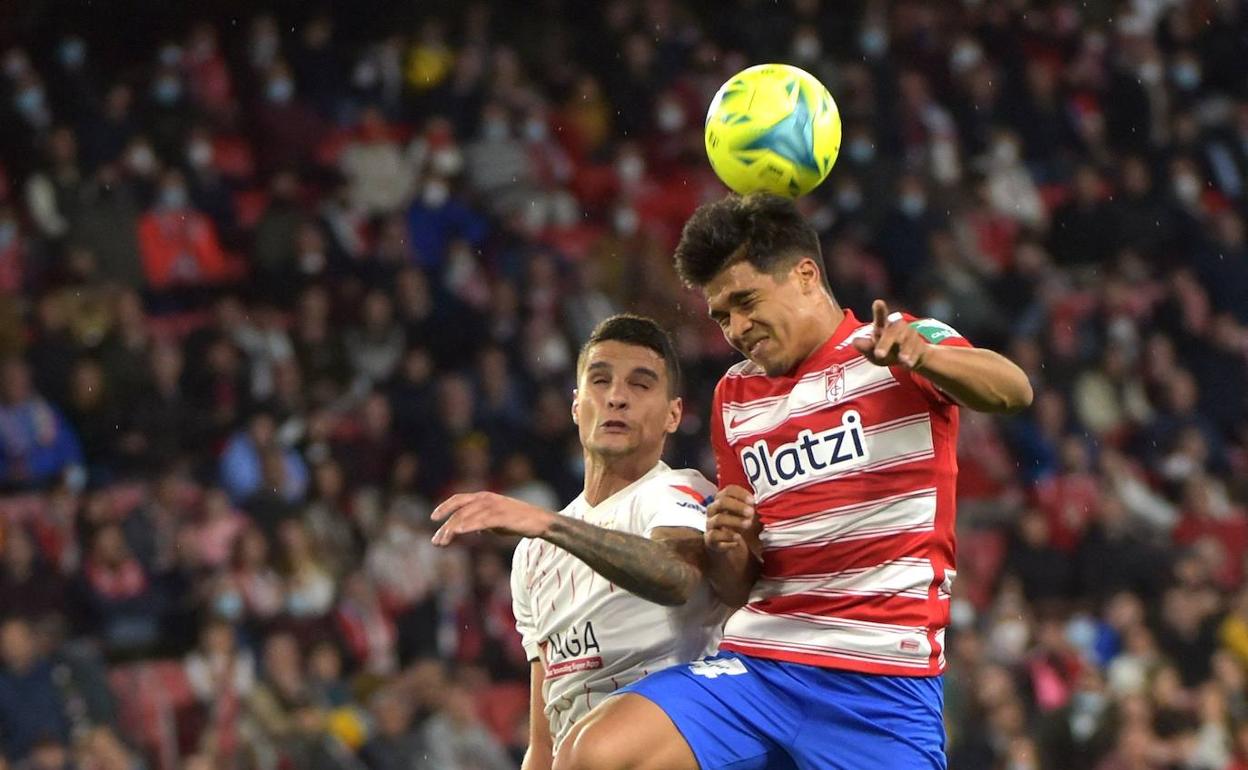 Matías Arezo se impone en un salto durante el partido contra el Sevilla. 