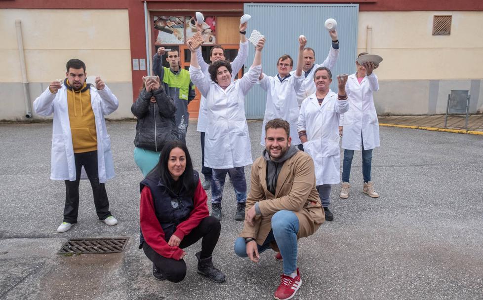 Alumnos del taller de cerámica encabezados por Noemí y David.. 