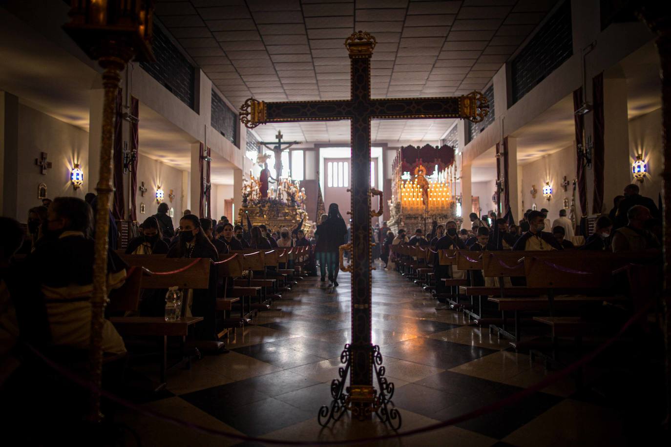 La hermandad del Zaidín desafió el tiempo de este Martes Santo tras dos aplazamientos