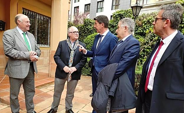 Juan Marín se reúne con empresarios de la hostelería y el turismo en Granada. 