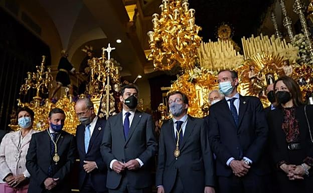 Juanma Moreno, junto a los alcaldes de Málaga y Madrid, visita la casa hermandad de la Cofradía de la Paloma de Málaga.