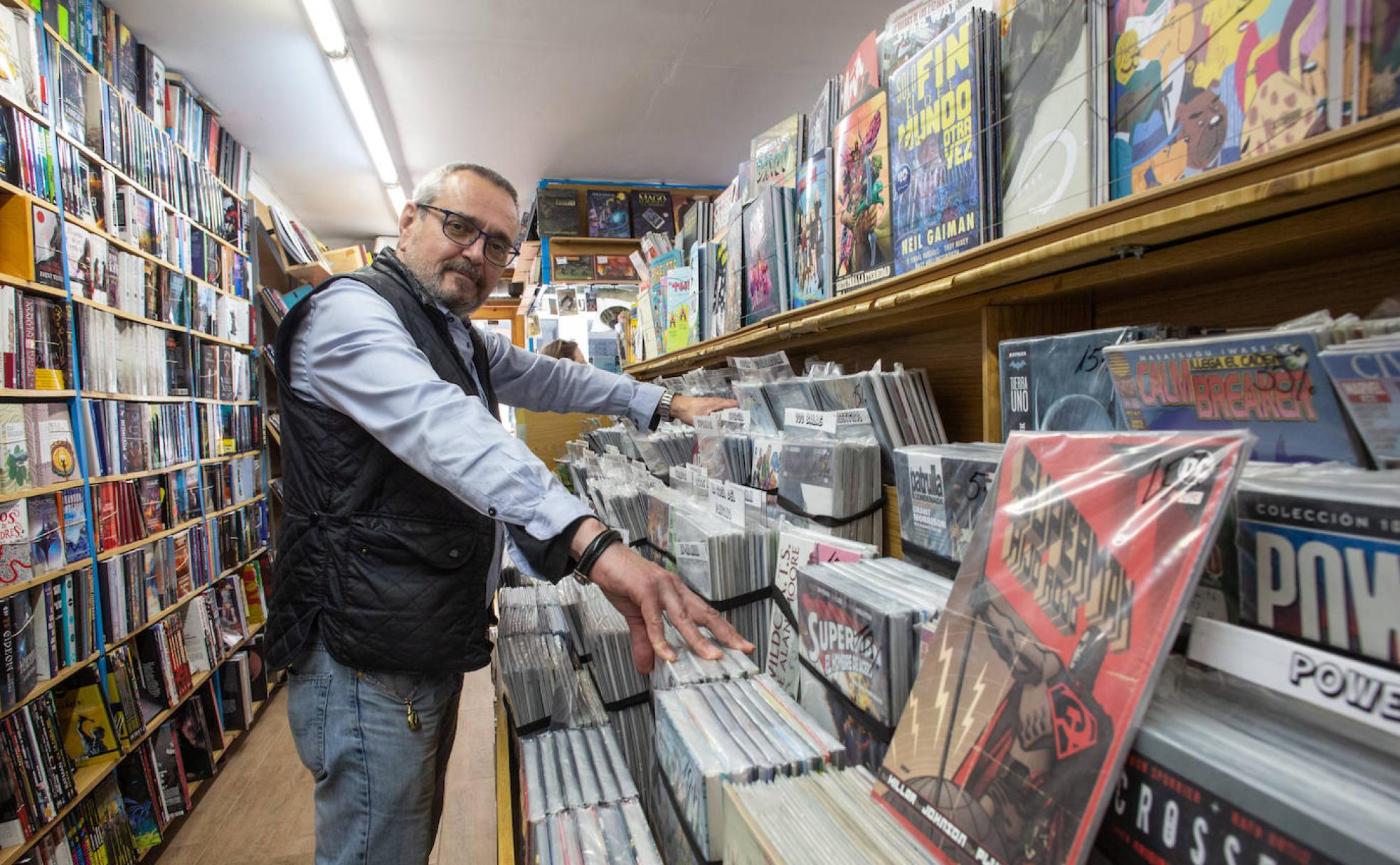 Nicolás Lupiáñez, fundador de Flash, rodeado de libros y tebeos en los pasillos de San Antón 48. 