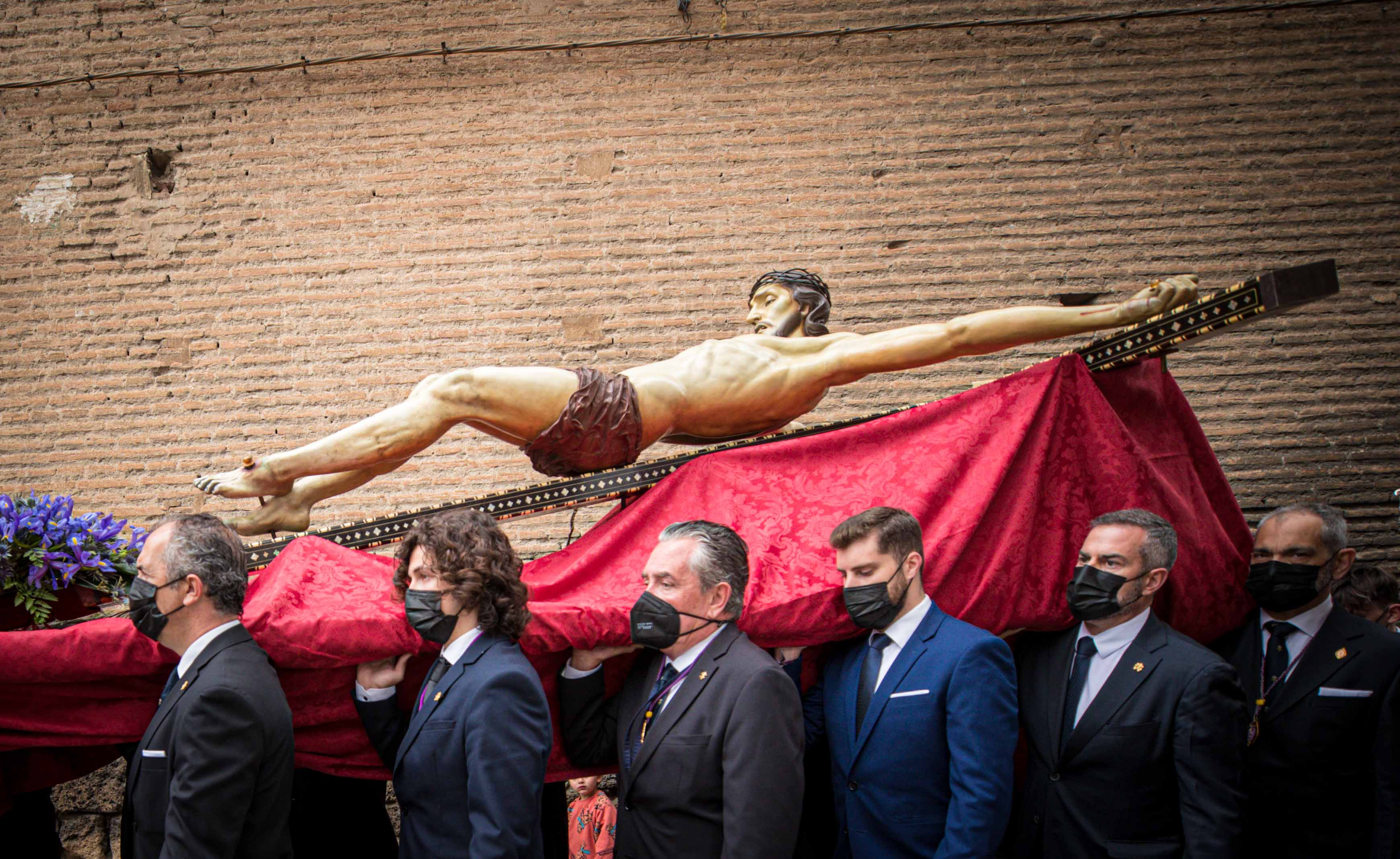 Las mejores imágenes de la popular imagen de la madrugá del Viernes Santo en Granada camino de San Pedro y San Pablo