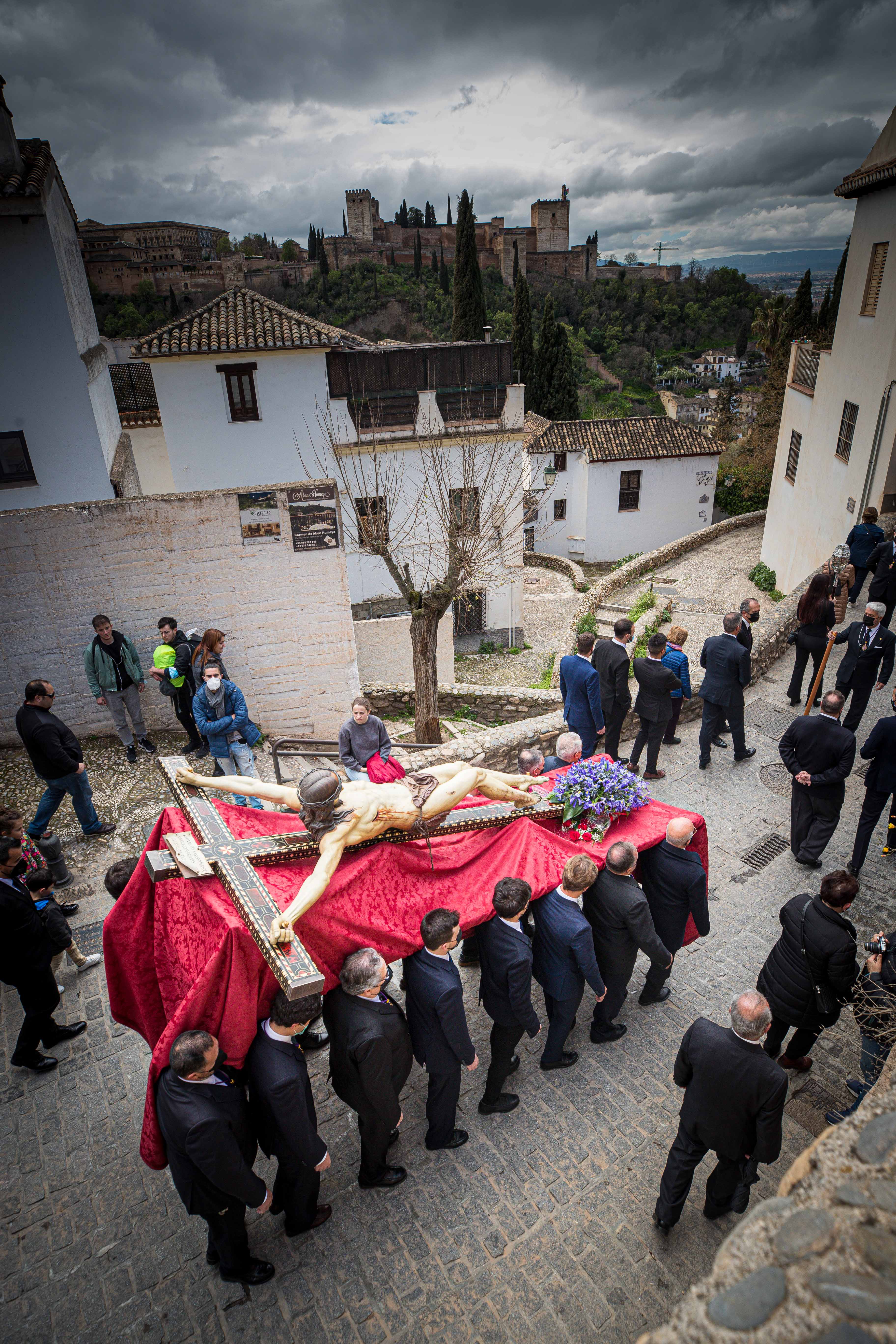 Las mejores imágenes de la popular imagen de la madrugá del Viernes Santo en Granada camino de San Pedro y San Pablo