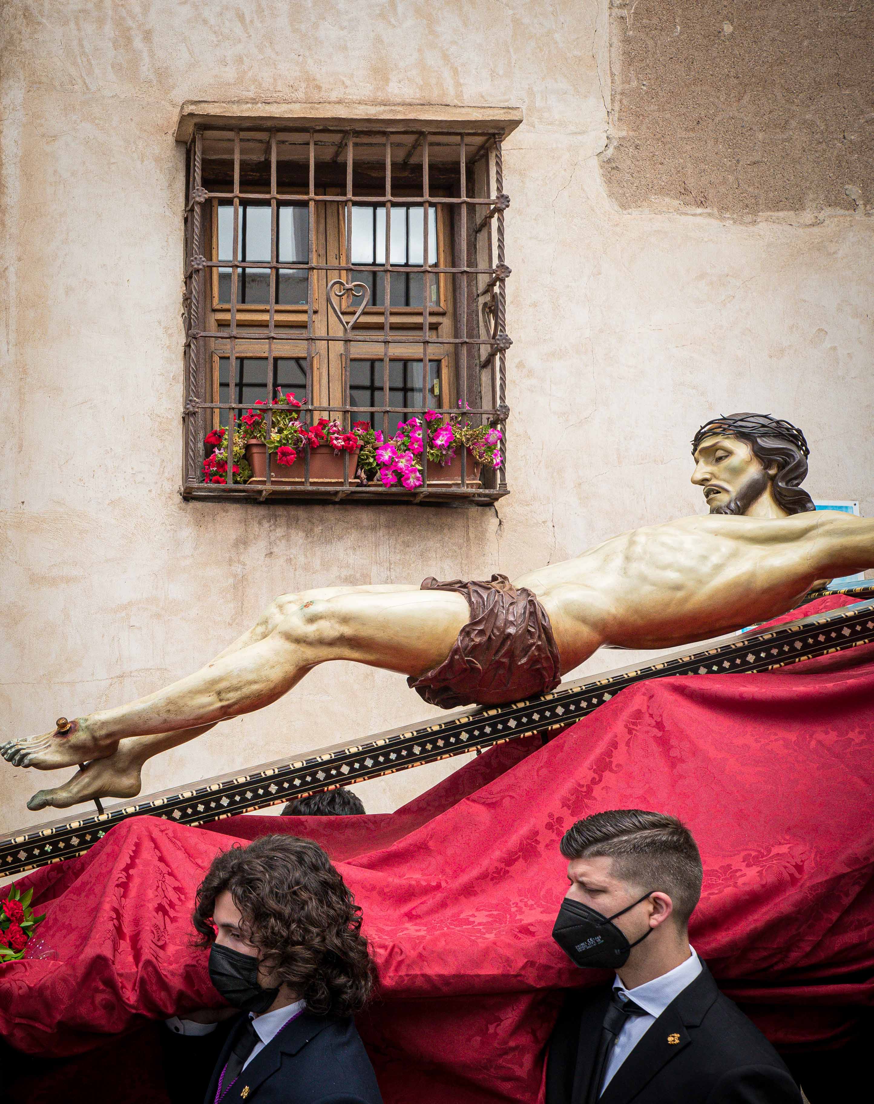 Las mejores imágenes de la popular imagen de la madrugá del Viernes Santo en Granada camino de San Pedro y San Pablo