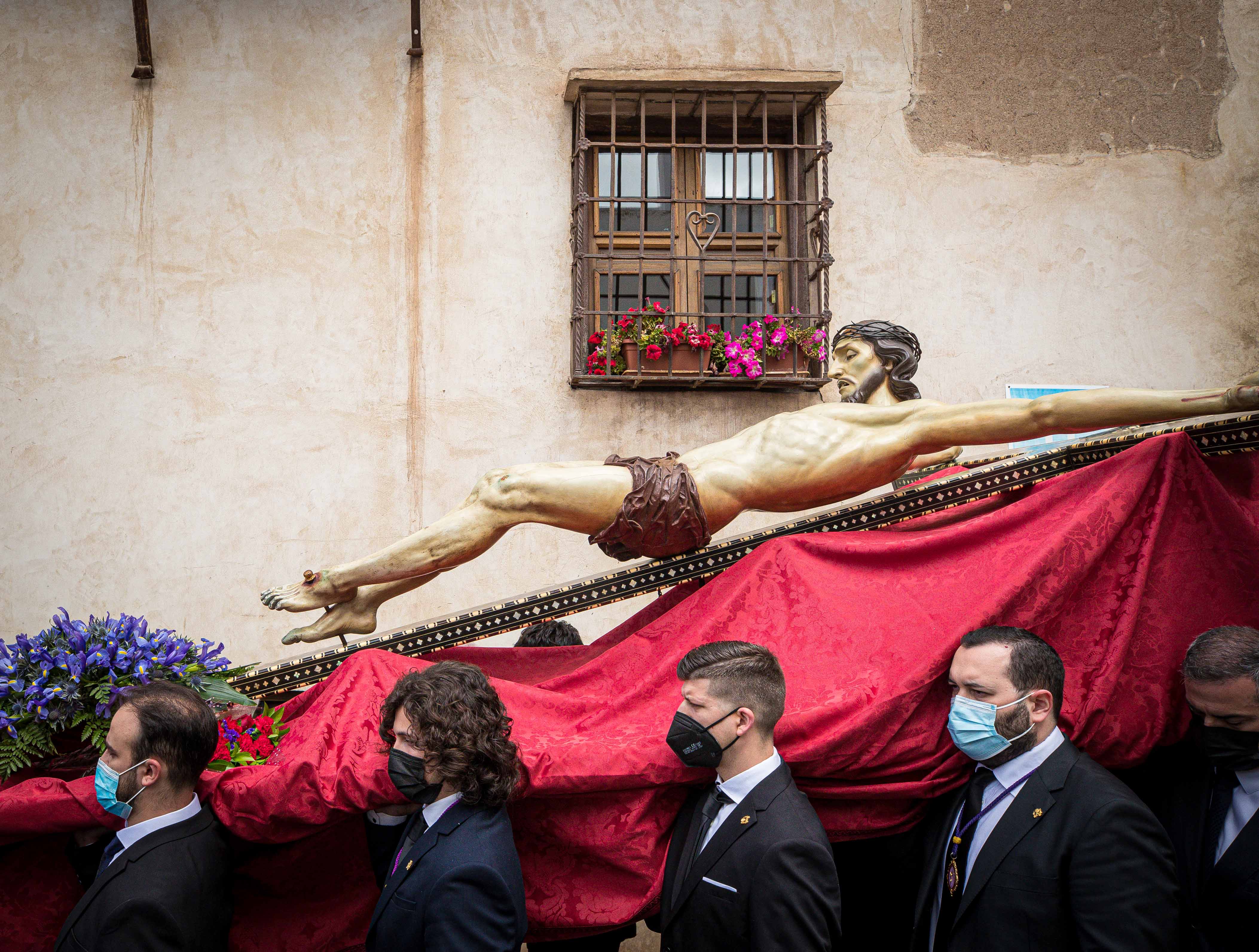 Las mejores imágenes de la popular imagen de la madrugá del Viernes Santo en Granada camino de San Pedro y San Pablo