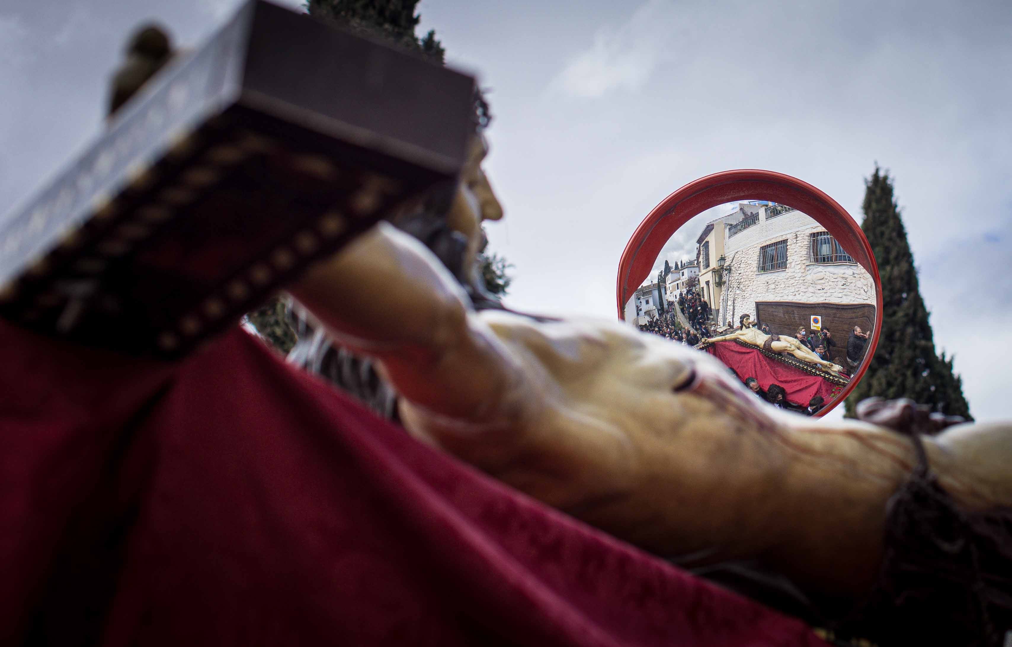 Las mejores imágenes de la popular imagen de la madrugá del Viernes Santo en Granada camino de San Pedro y San Pablo