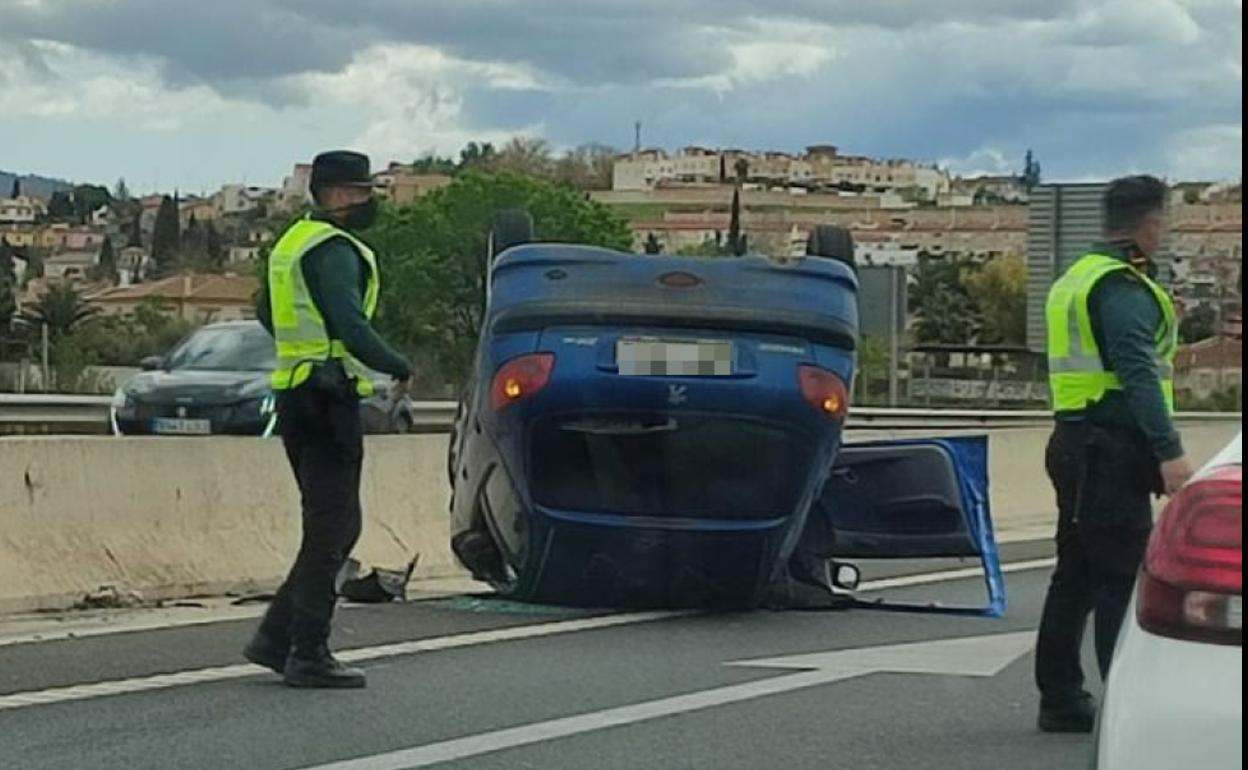 Coche volcado en la GR-30 a la altura de Ogíjares