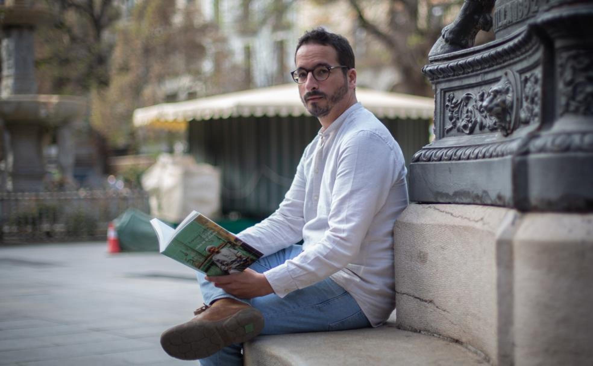 El periodista Francisco Carrión, en Plaza Bibrrambla, con un ejemplar de 'El Cairo, vidas en el abismo'.