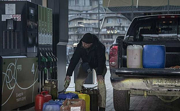 Llenando garrafas de gasolina. 