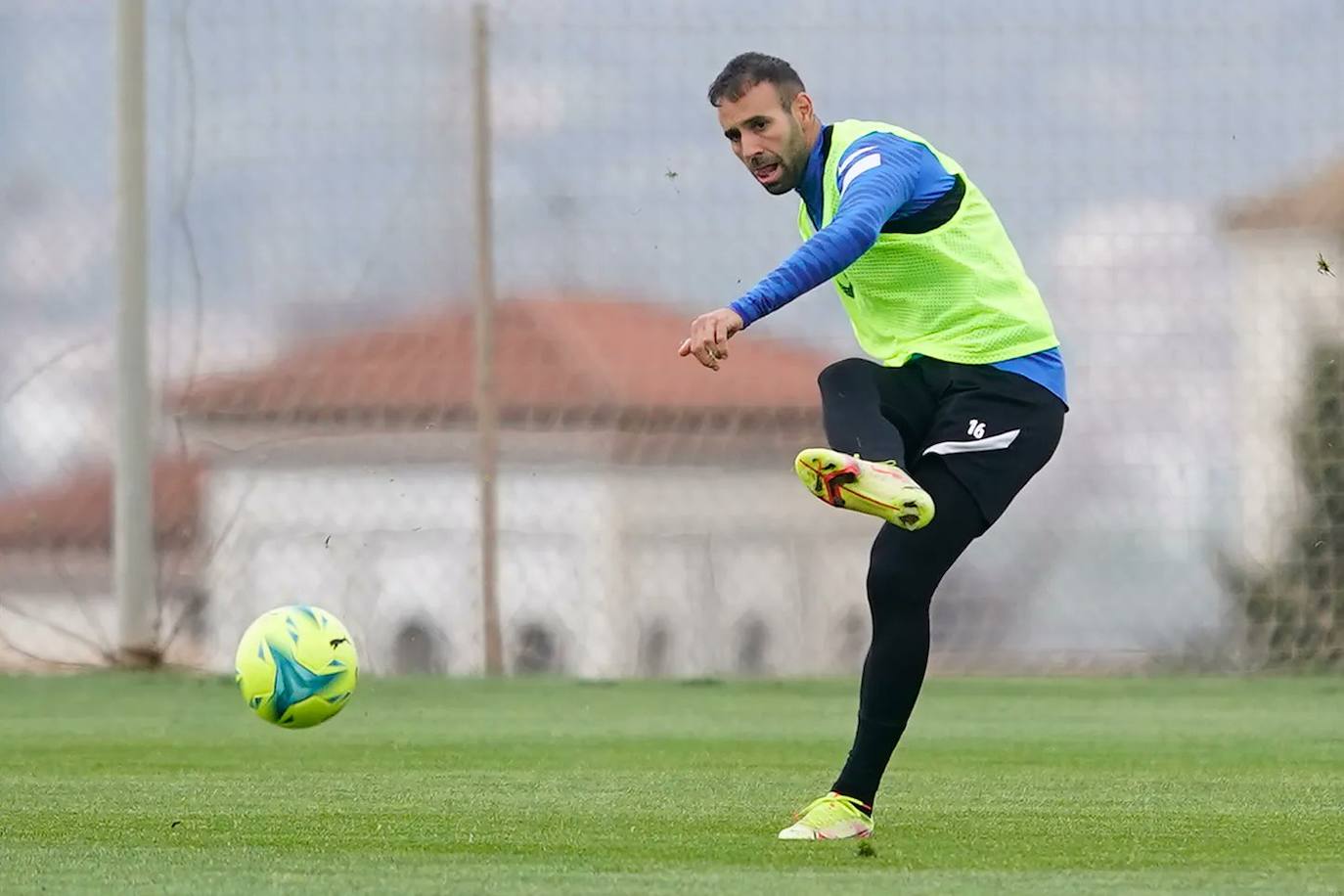 Víctor Díaz juega un balón en un entrenamiento. 