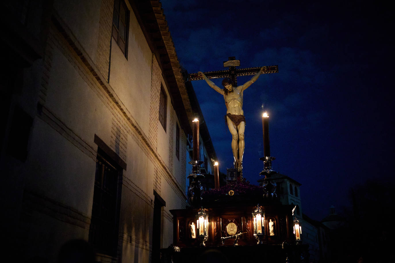 Miles de granadinos acudieron a la madrugada cofrade para disfutar del Cristo de la Misericordia