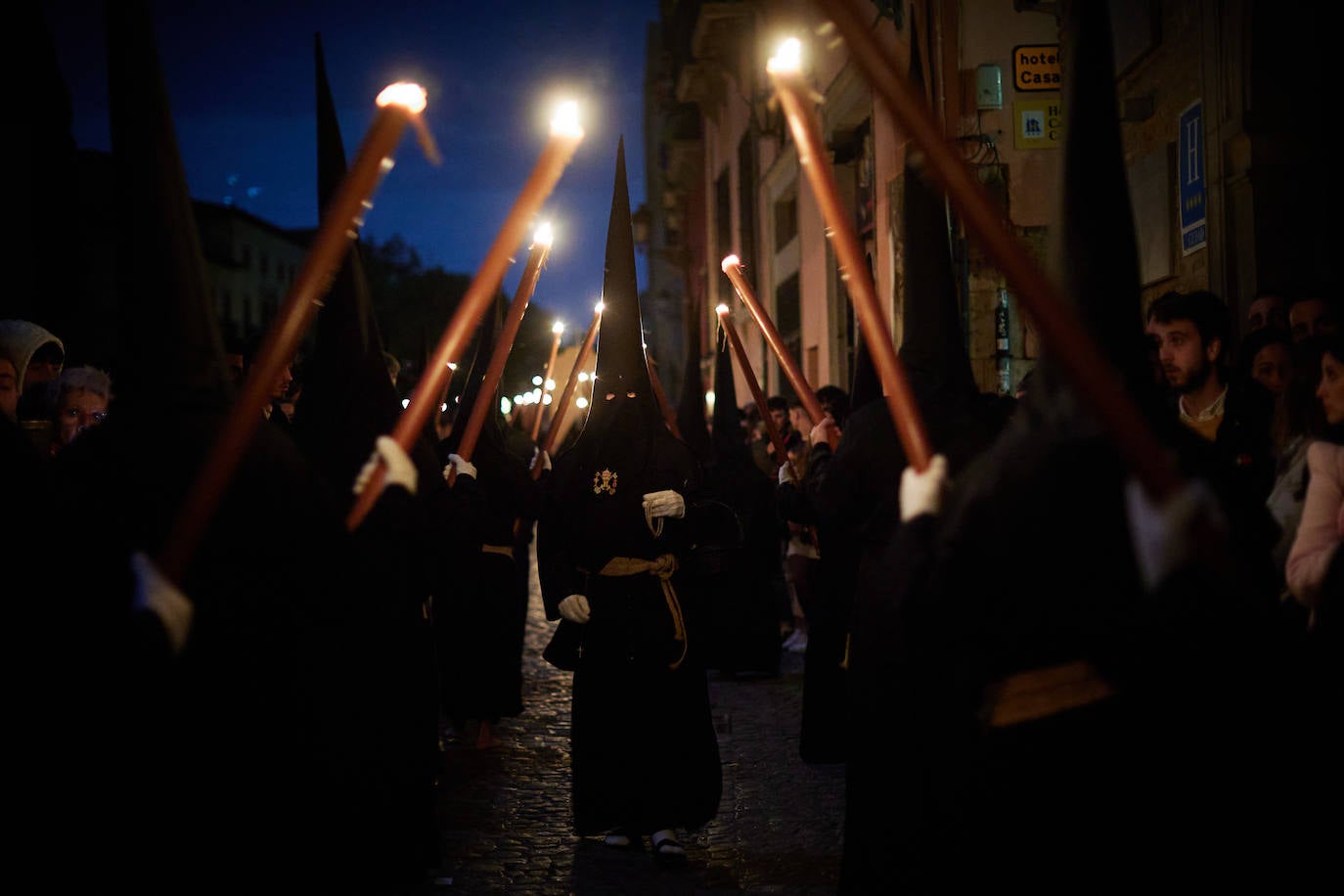 Miles de granadinos acudieron a la madrugada cofrade para disfutar del Cristo de la Misericordia