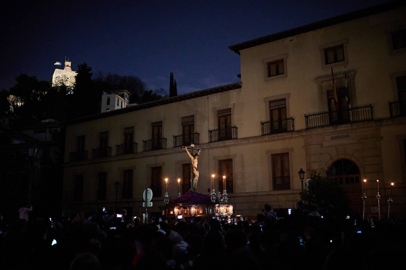 Miles de granadinos acudieron a la madrugada cofrade para disfutar del Cristo de la Misericordia