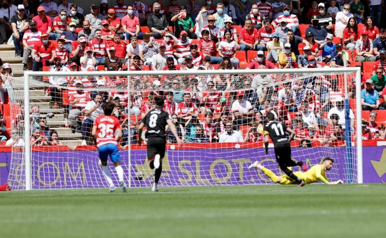 José Luis Morales materializa un penalti ante Maximiano. 