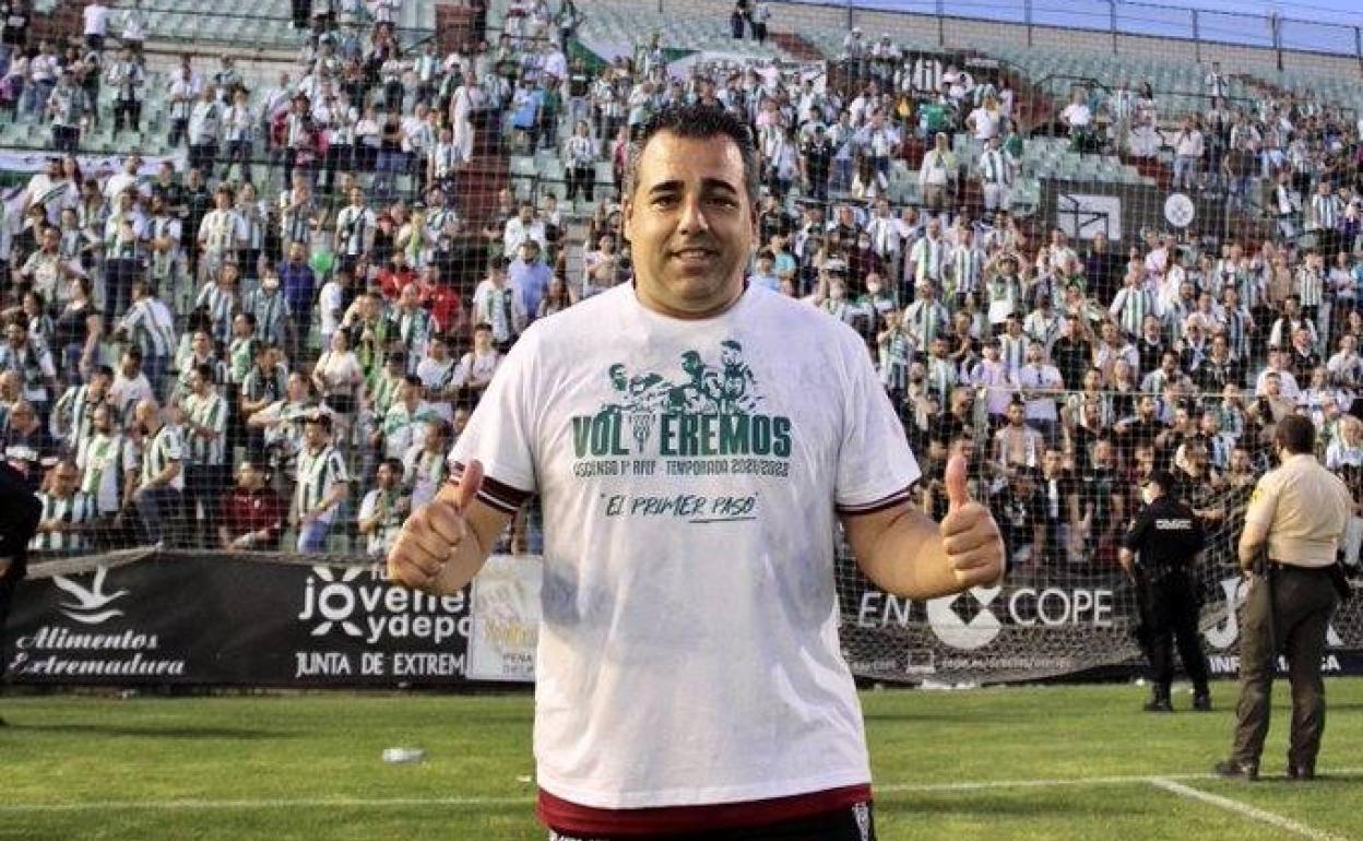 Germán Crespo celebra el ascenso del Córdoba en Mérida con su afición. 