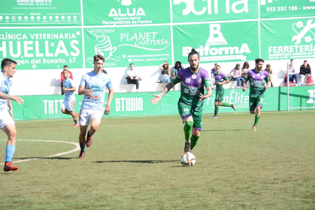 Los jugadores del Atlético Mancha Real, en el campo.