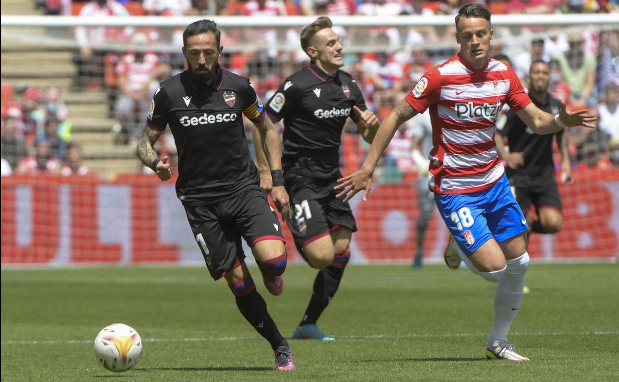 Petrovic persigue a Morales. 