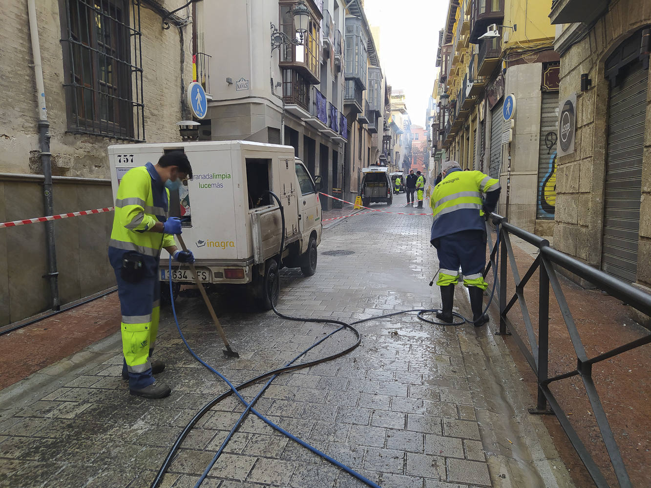 Limpieza de cera en el centro de Granada. 