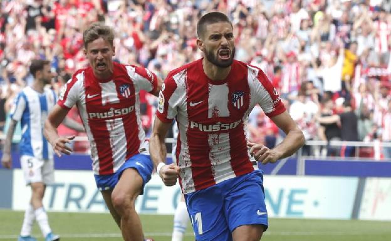 Yannick Carrasco celebra su segundo gol de este domingo. 