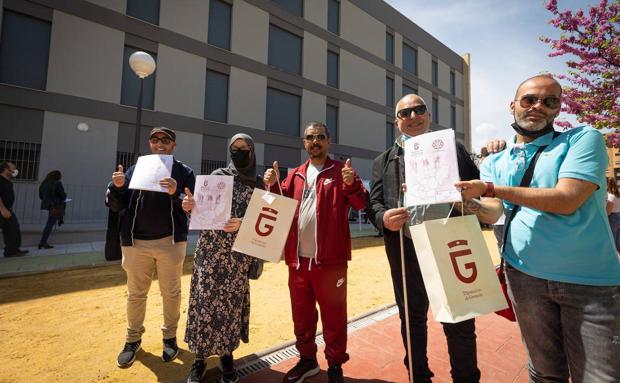 Algunos de los nuevos inquilinos de las viviendas de La Madraza. 