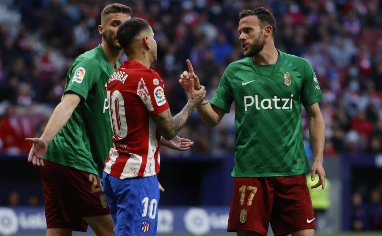 Quini recrimina a Correa que fingiese una caída en el área. 