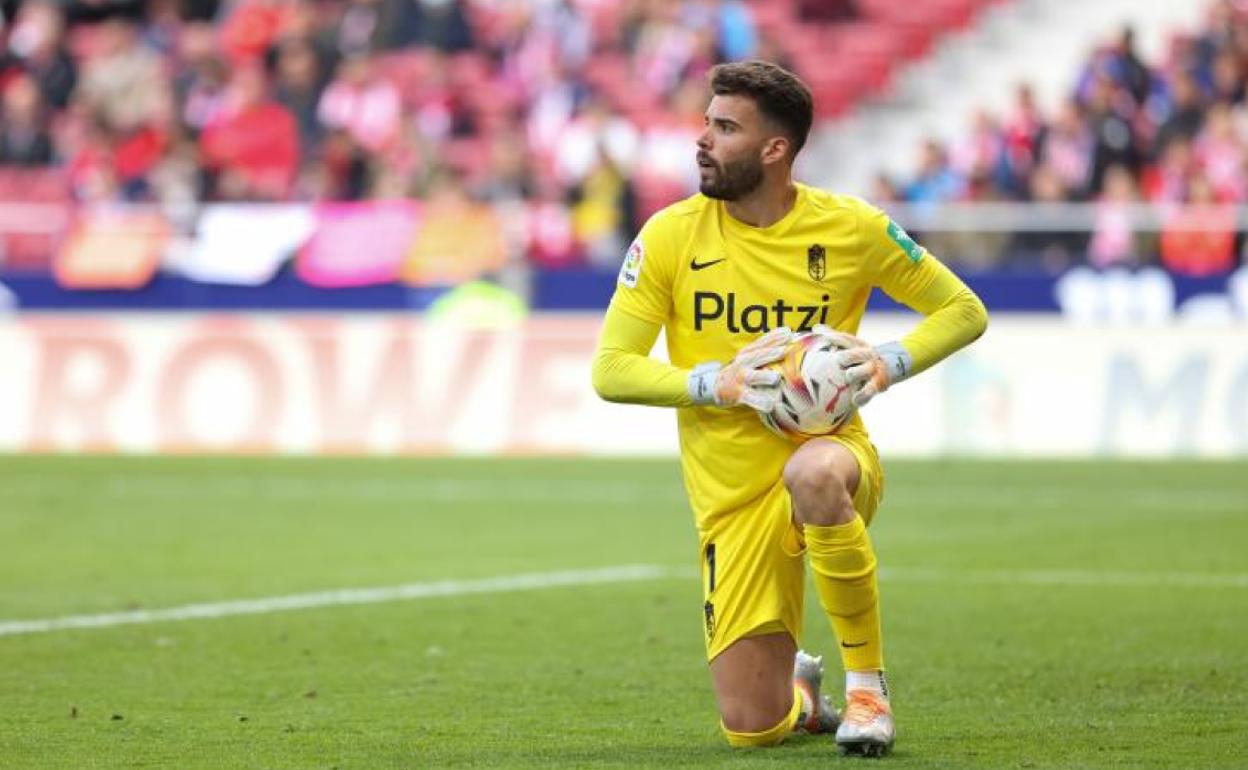 Maximiano se pone en pie tras detener un lanzamiento. 