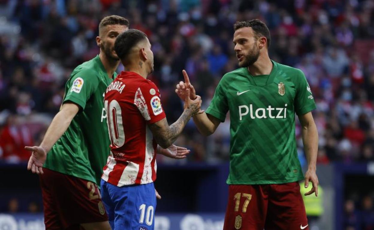 Duarte y Quini le reprochan a Correa una acción en la que se dejó caer en el área. 