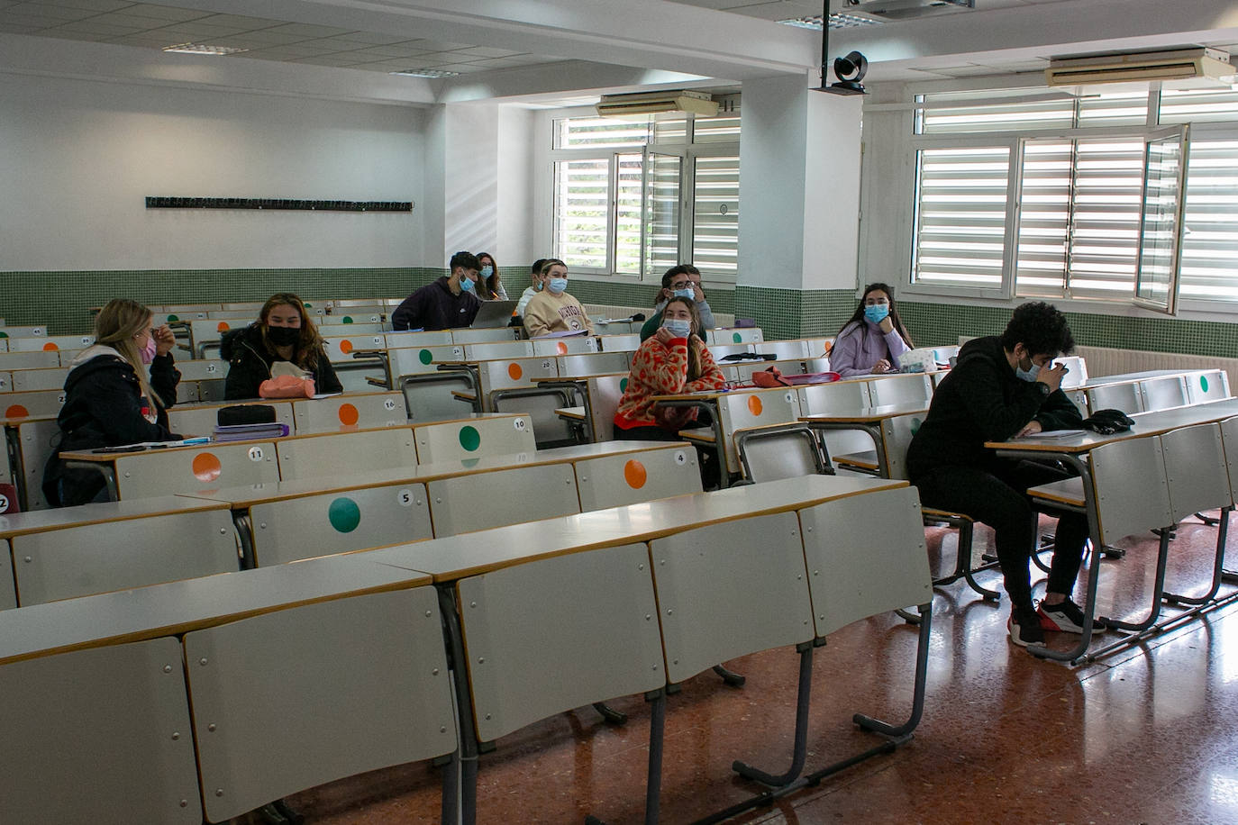 La mayor parte de los asistentes a supermercados, comercios y aulas educativas conservan el cubrebocas en el primer día de su retirada oficial en interiores