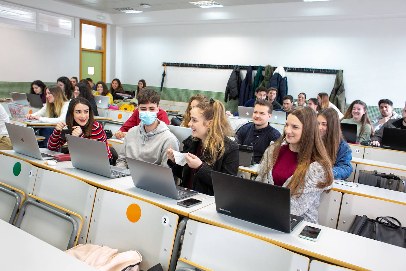 La mayor parte de los asistentes a supermercados, comercios y aulas educativas conservan el cubrebocas en el primer día de su retirada oficial en interiores