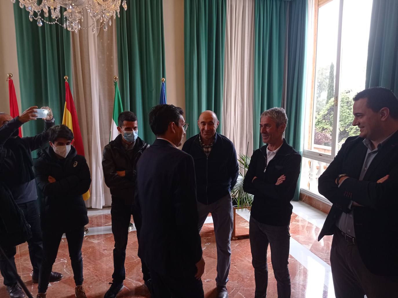 El alcalde de Granada, Paco Cuenca, saluda a los deportistas. 