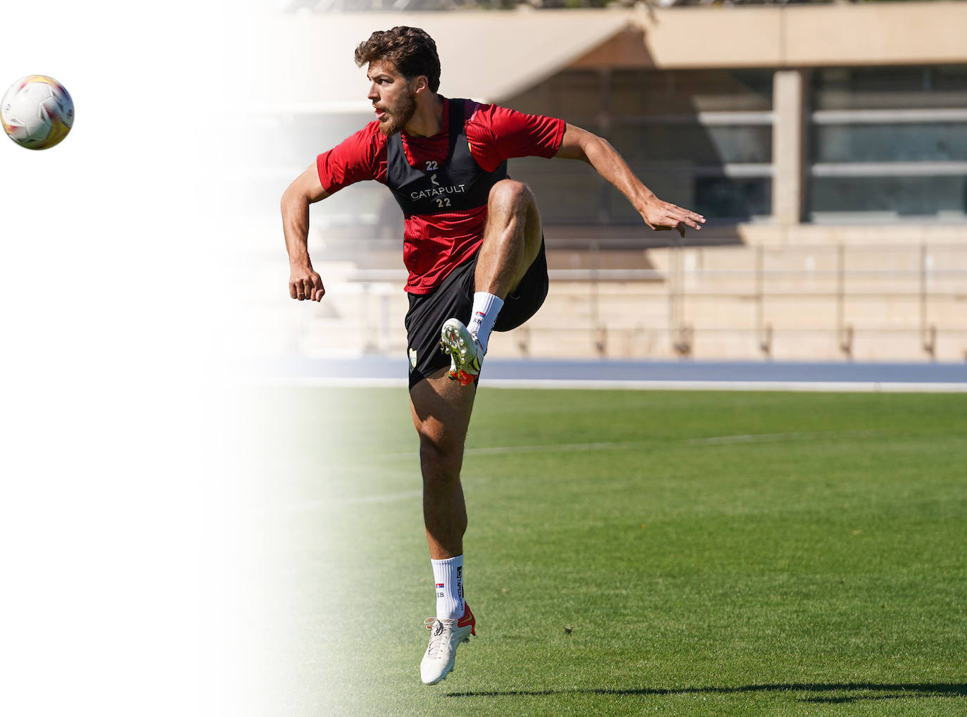 Babic controla el esférico en la sesión de ayer celebrada en el Anexo del Estadio de los Juegos Mediterráneos.
