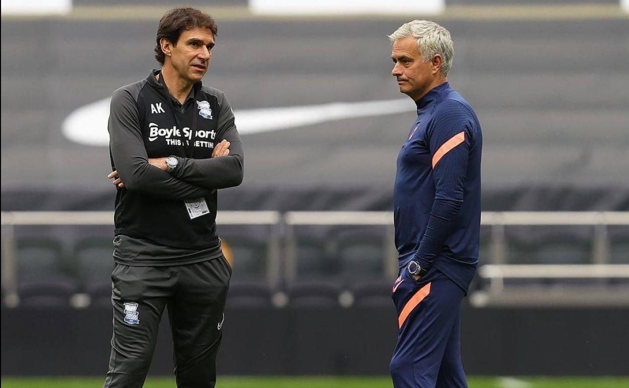 Karanka y Mourinho charlan antes de un amistoso en Inglaterra. 