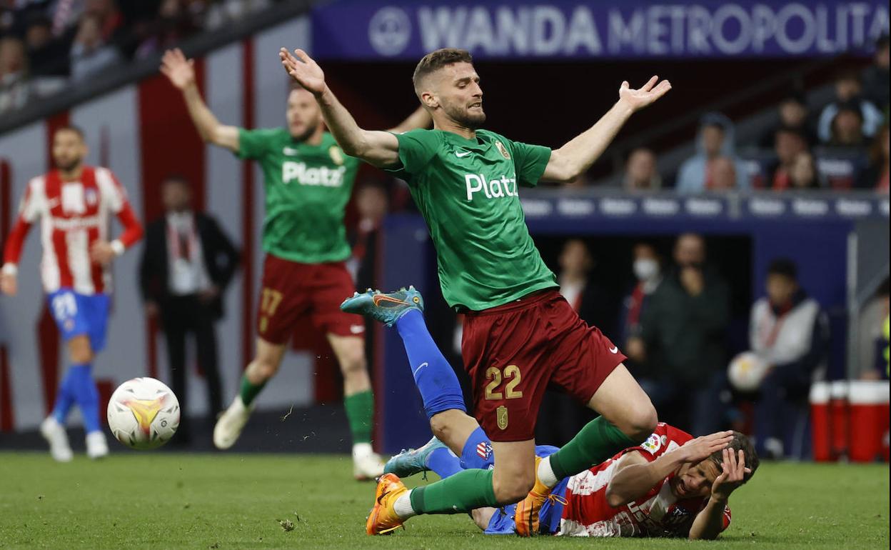 Domingos Duarte comete falta sobre Giuliano Simeone, el hijo del Cholo. 