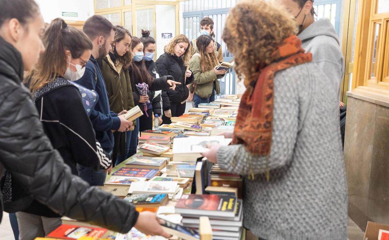 La Facultad de Trabajo Social acogió el segundo mercadillo solidario de la Asociación Alfa, con gran éxito entre los alumnos.