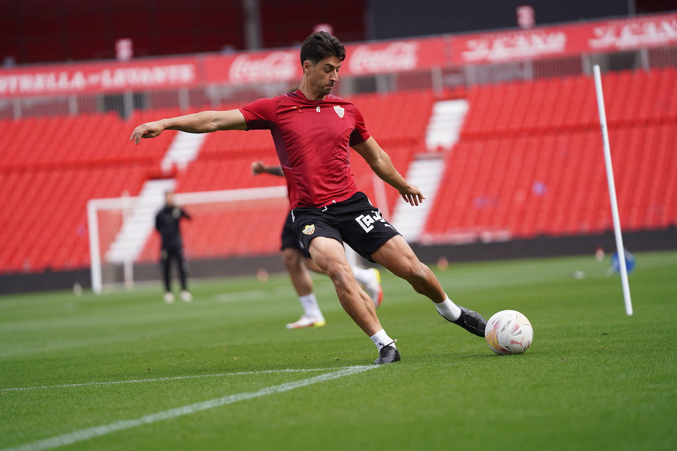 César de la Hoz realiza uno de los ejercicios previstos ayer en la sesión en el Estadio.